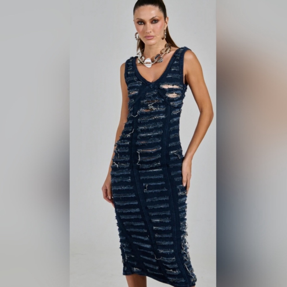 New Akira SHE'S GOT IT SHREDDED DENIM MIDI DRESS IN DARK BLUE - Picture 4 of 12